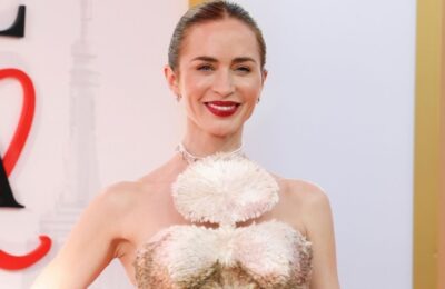Rochia Schiaparelli de 4.000 de ore a lui Emily Blunt, eclipsată de colier