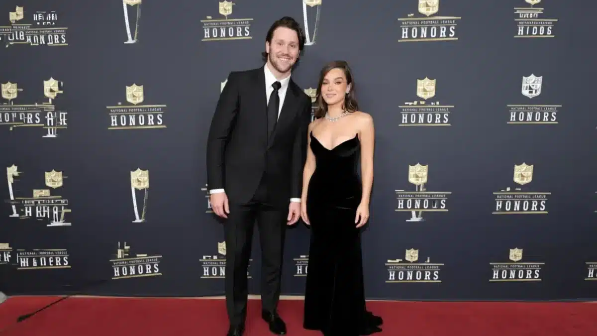 Hailee Steinfeld Josh Allen