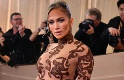 Jennifer Lopez, apariție spectaculoasă într-o ținută The Blonds