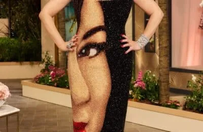 Jennifer Tilly, rochie Balmain de 13 kg cu chipul ei