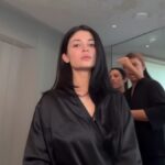 Kylie Jenner promovează un gadget de 176$ pentru ten perfect la Coachella