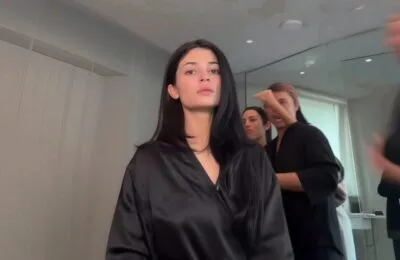 Kylie Jenner promovează un gadget de 176$ pentru ten perfect la Coachella
