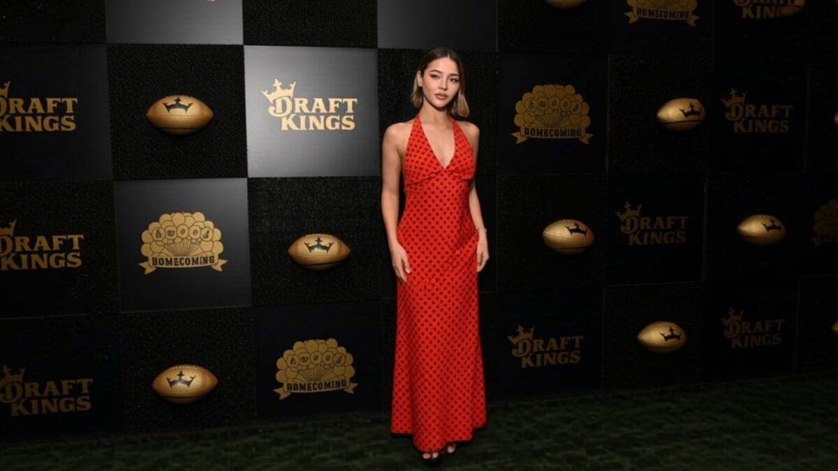 Madelyn Cline crispy bob