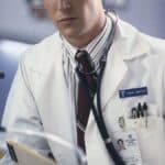 Noah Wyle, starul din ER, recunoaște că a cheltuit toți banii