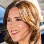 Articol despre pantofii Reginei Mary de 900£, dispărut online