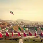 Iranul anunță redeschiderea Strâmtorii Ormuz; petrolul scade cu 11%