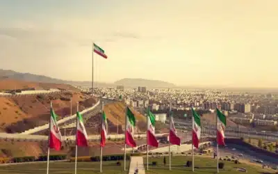 Iranul anunță redeschiderea Strâmtorii Ormuz; petrolul scade cu 11%