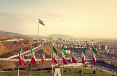 Iranul anunță redeschiderea Strâmtorii Ormuz; petrolul scade cu 11%