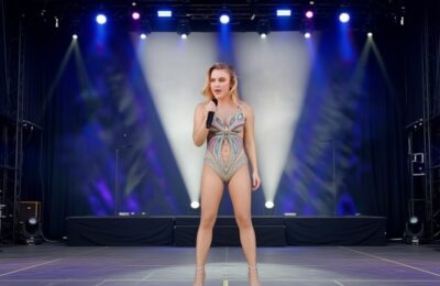 Zara Larsson, apariție spectaculoasă cu o coloană din fluturi