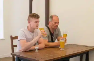 Consumul de alcool la minori: Părinții, influență mai mare decât anturajul