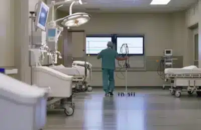 Gărzi obligatorii și plătite pentru medicii rezidenți, anunță ministrul Sănătății