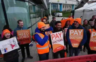 Medicii rezidenți din Anglia, amenințați cu retragerea a 4.000 de posturi