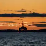 Petrolul sare la 102 dolari după blocada anunțată de Trump