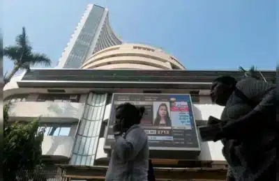 Petrolul Brent depășește 111 dolari. Impact la pompă în România