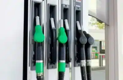 Benzina și motorina premium se ieftinesc cu peste 1 leu