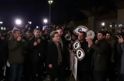 Sondaj: 40% dintre români vor schimbarea sistemului politic