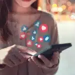 Peste 90% dintre tinerii români, conectați permanent la social media