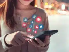 Peste 90% dintre tinerii români, conectați permanent la social media