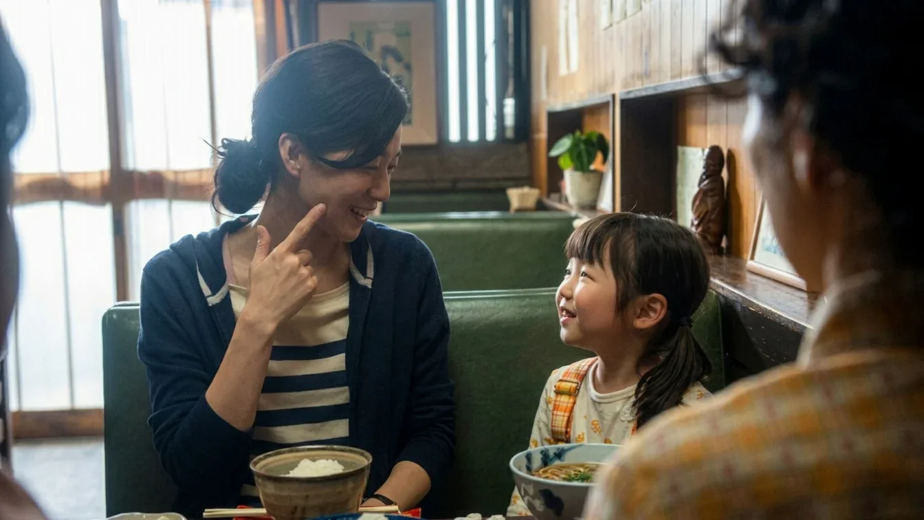 Un film japonez a cucerit Europa. Povestea mamei singure care a impresionat 70000 de oameni