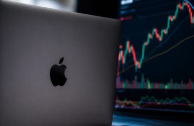 Apple a revenit pe primul loc la capitalizare bursieră cu 4,9 trilioane de dolari