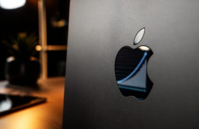 Apple a urcat la 4.880 de miliarde de dolari și a redevenit cea mai valoroasă companie din lume