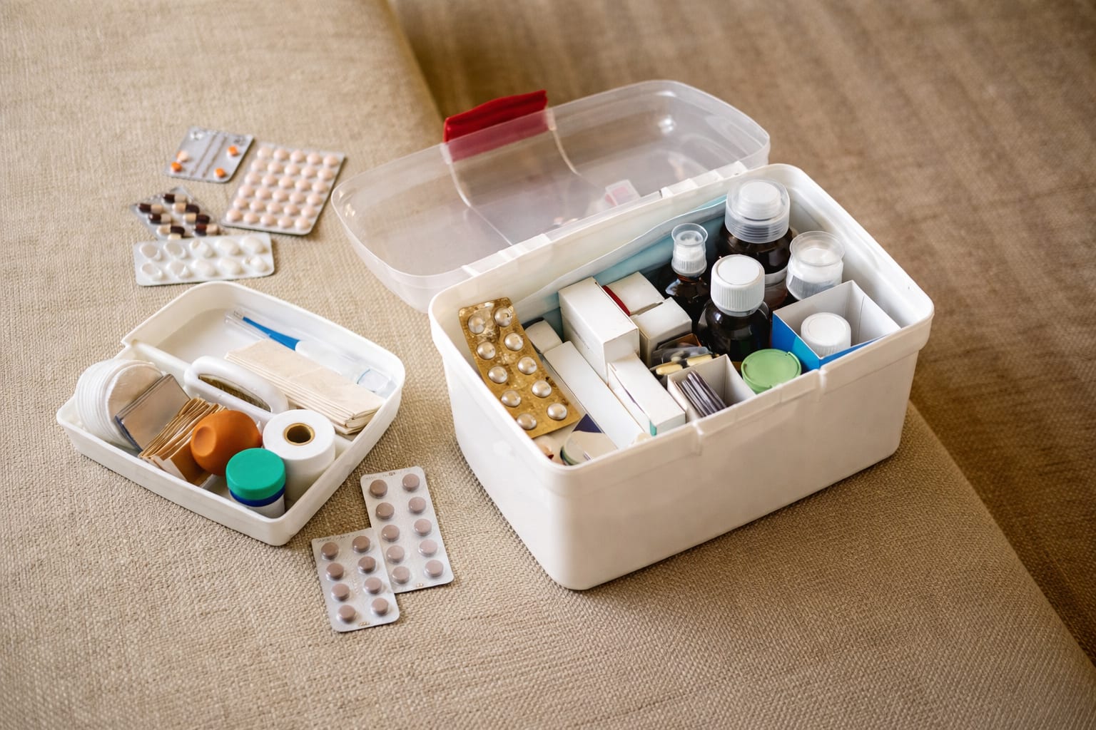 Ce trebuie să conțină trusa medicală de vacanță și de ce este utilă o rezervă de medicamente pentru 3-7 zile