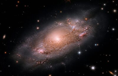James Webb a identificat o galaxie matură de 28 de miliarde de mase solare la 1,2 miliarde de ani după Big Bang