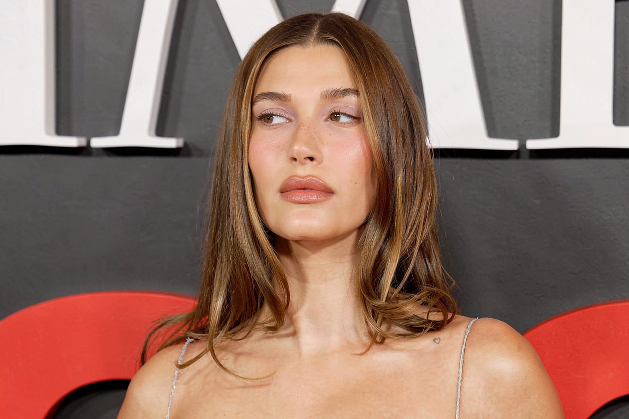 Metoda în doi pași arătată de Hailey Bieber pentru un aspect mai odihnit sub ochi