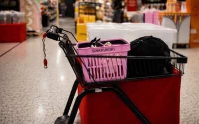 Supermarketuri din Finlanda testează coșurile roz ca semnal pentru cei singuri