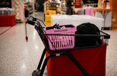 Supermarketuri din Finlanda testează coșurile roz ca semnal pentru cei singuri