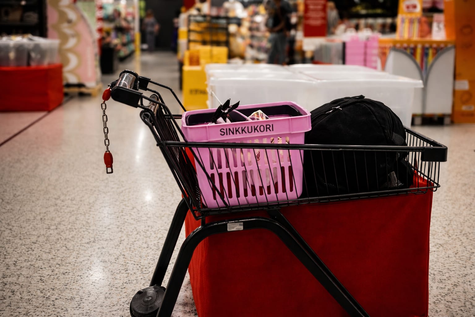 Supermarketuri din Finlanda testează coșurile roz ca semnal pentru cei singuri