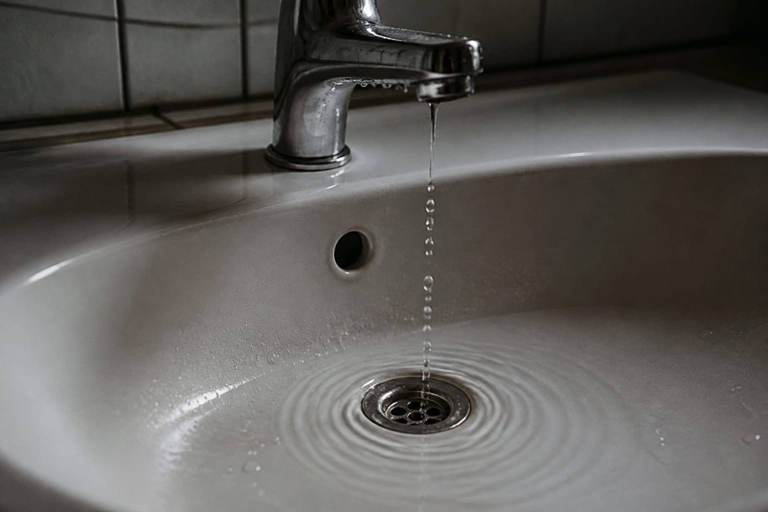 Factura la apă: cât consumă un duș, o baie sau toaleta și cum poți face economii zilnice