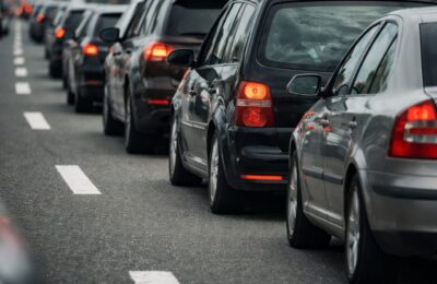 Spania se pregătește să amendeze șoferii cu ajutorul camerelor cu AI care detectează folosirea telefonului la volan