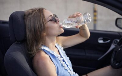 Apa dintr-o sticlă de plastic uitată în mașină poate deveni un risc în doar două zile de caniculă