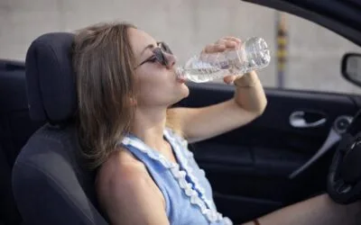 Apa dintr-o sticlă de plastic uitată în mașină poate deveni un risc în doar două zile de caniculă