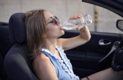 Apa dintr-o sticlă de plastic uitată în mașină poate deveni un risc în doar două zile de caniculă