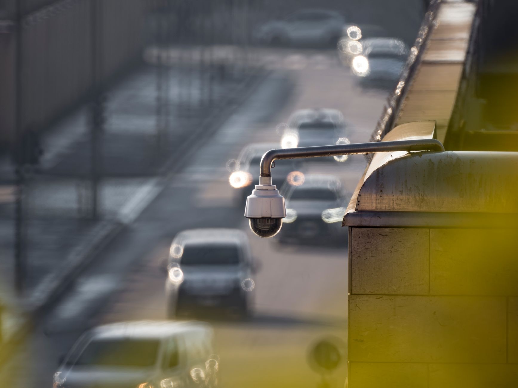 Cameră de supraveghere deasupra traficului