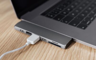 Laptopul modern lăsat mereu în priză nu se supraîncarcă, dar căldura poate uza componentele