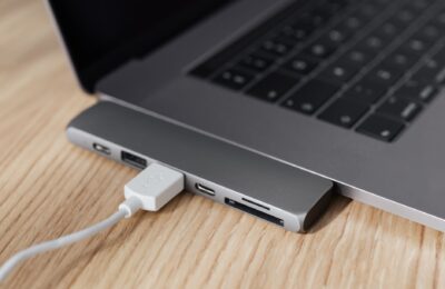 Laptopul modern lăsat mereu în priză nu se supraîncarcă, dar căldura poate uza componentele
