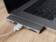 Laptopul modern lăsat mereu în priză nu se supraîncarcă, dar căldura poate uza componentele