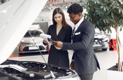 Ratele descrescătoare reduc totalul datorat la creditul auto. Ce primești și ce poți cere înainte de semnare