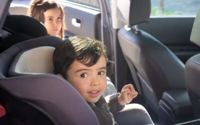 Când poate copilul să folosească înălțătorul auto și centura. Pragul de 135 cm și amenzile pentru transport incorect
