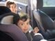 Când poate copilul să folosească înălțătorul auto și centura. Pragul de 135 cm și amenzile pentru transport incorect