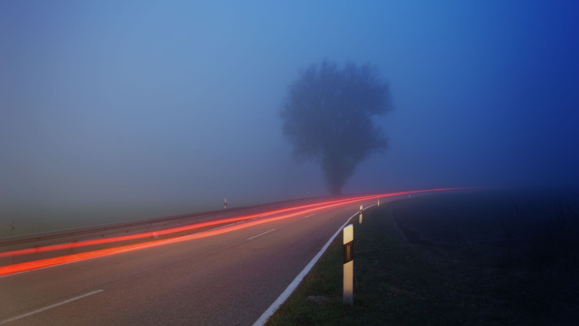 Lumini de ceață pe drum întunecat