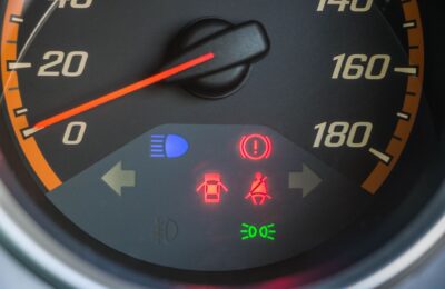 Un martor aprins poate cere întreruperea drumului. Cum se deosebește o urgență de o problemă pentru service