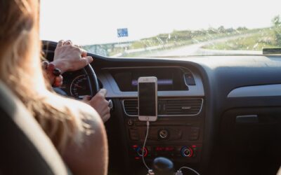 Cum se alege locul suportului pentru telefon în mașină pentru a evita o amendă de până la 20 de puncte