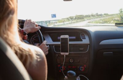 Cum se alege locul suportului pentru telefon în mașină pentru a evita o amendă de până la 20 de puncte