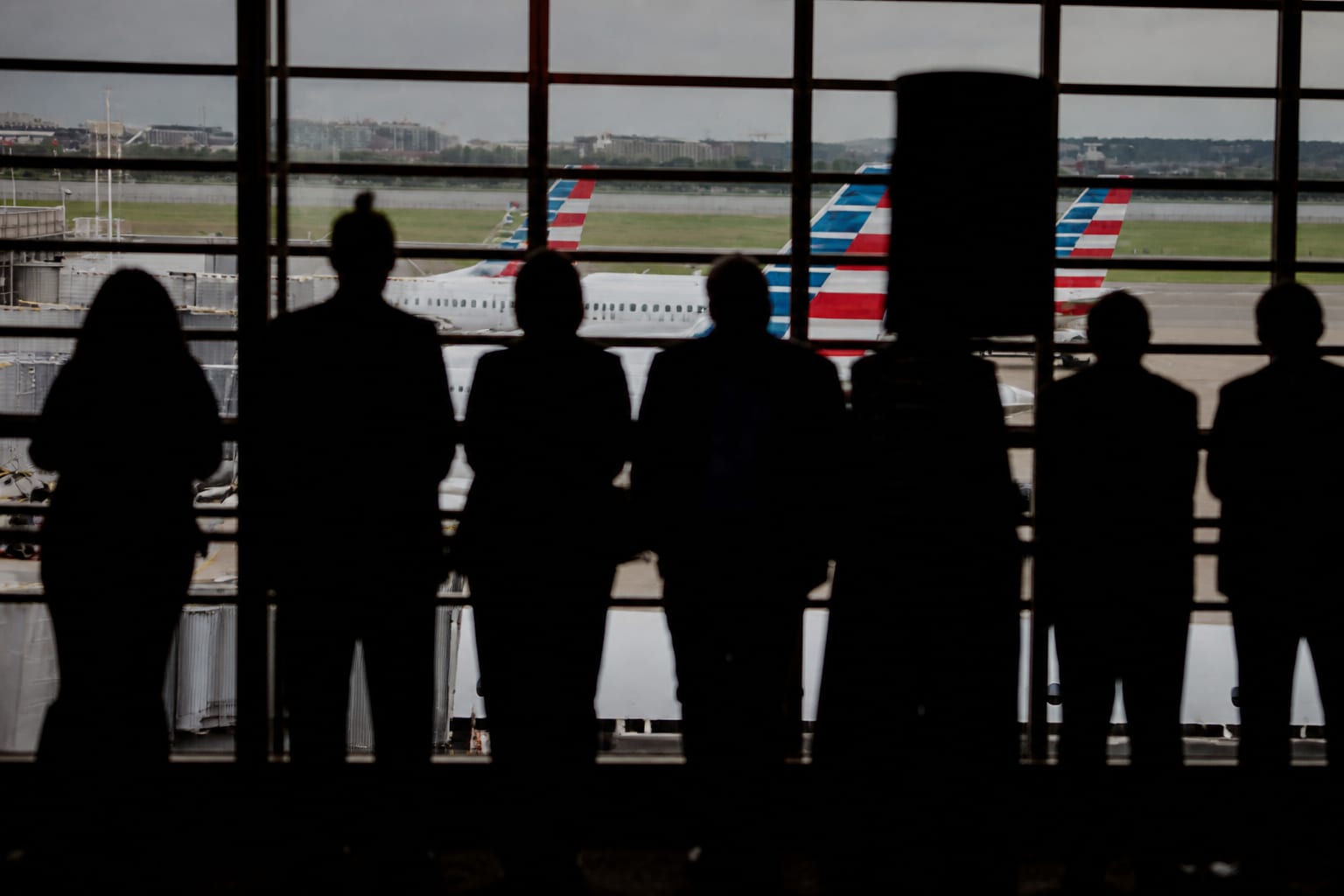 Siluete în fața avioanelor American Airlines